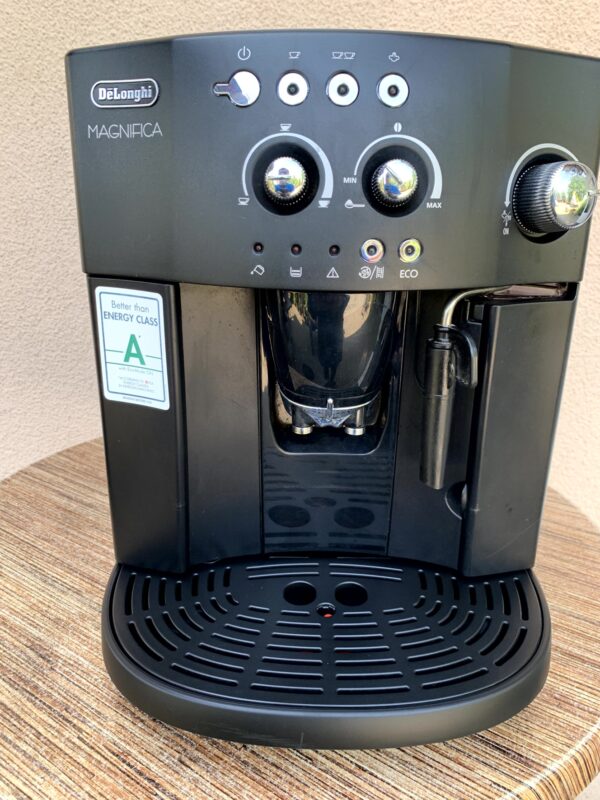 Автоматична кавоварка DeLonghi ESAM 4200 S Magnifica
